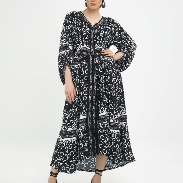Robe longue bohème noire et blanche imprimée grande taille Mat Fashion – manches fluides et ceinture à nouer