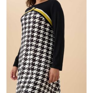 Robe évasée noire pied-de-poule – manches longues – liseré vert – grande taille