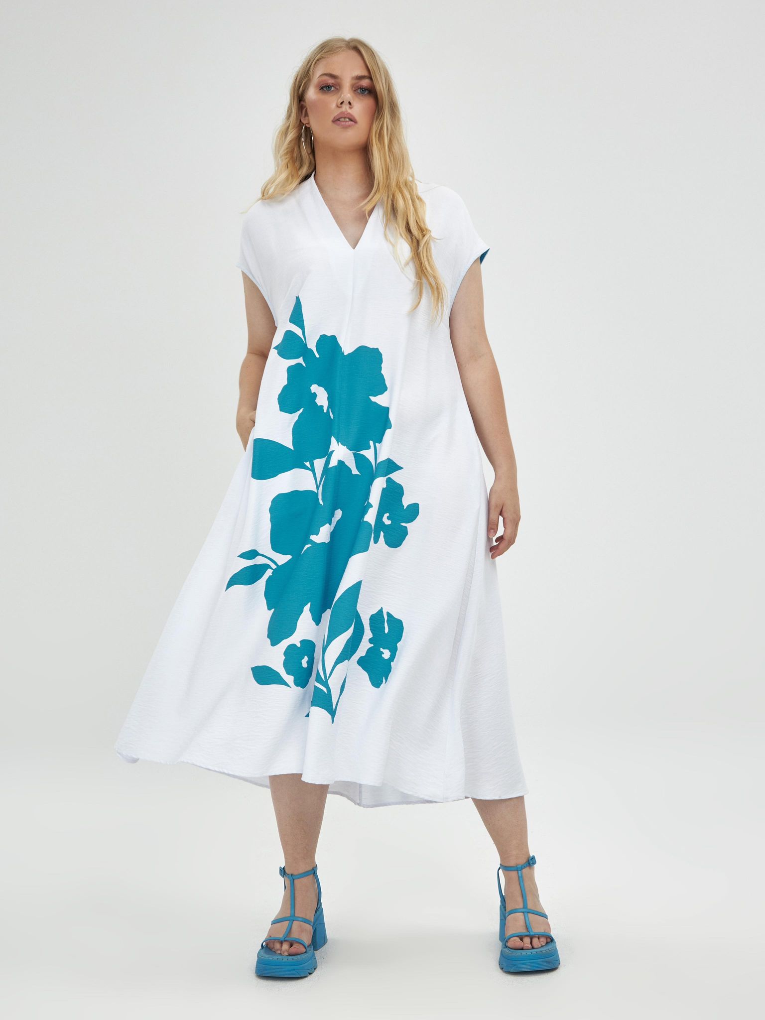 Robe longue blanche à fleurs turquoise grande taille Mat Fashion – coupe ample et col V - TAILLE S soit 46