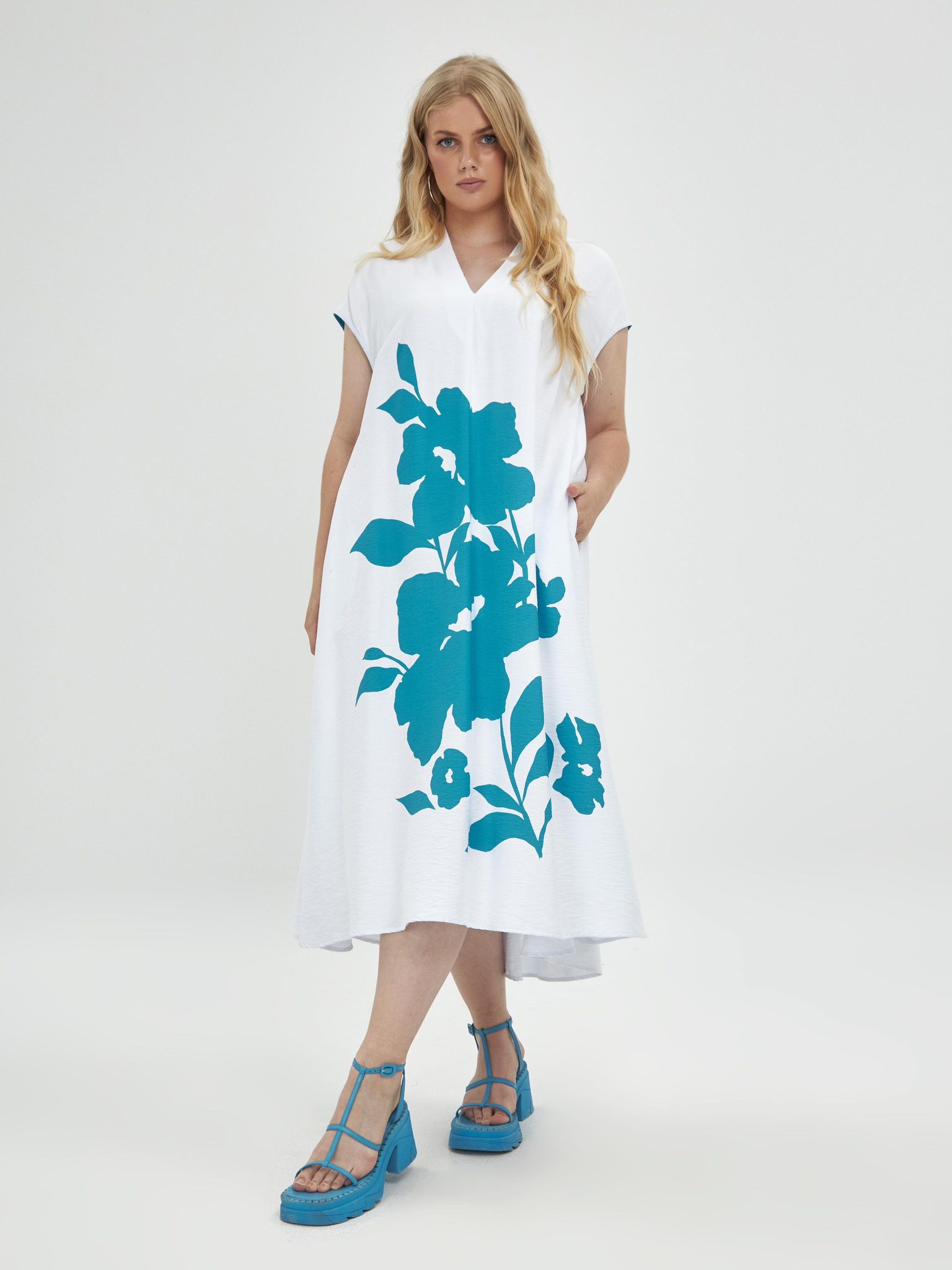 Robe longue blanche à fleurs turquoise grande taille Mat Fashion – coupe ample et col V - TAILLE S soit 46 – Image 2