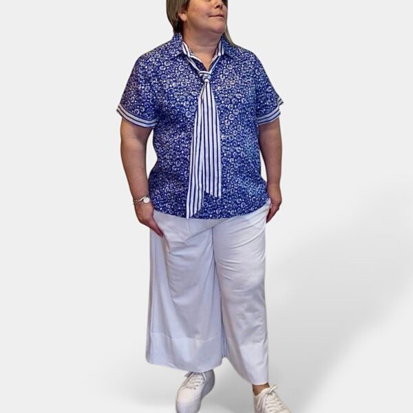 Tunique fleurie bleue et rayures bleues en coton grande taille Agathe et Louise – col chemise avec cravate rayée amovible.