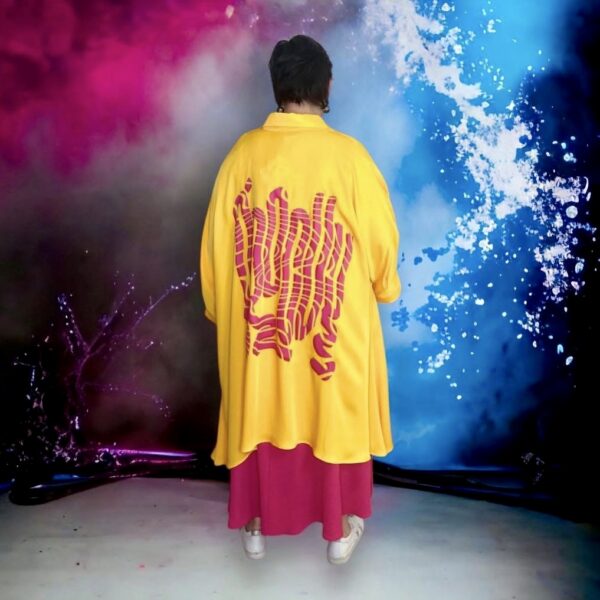 Chemise oversize longue soyeuse Mat Fashion – Couleur mangue motif dos rose fuchsia – Grande taille 48 à 54
