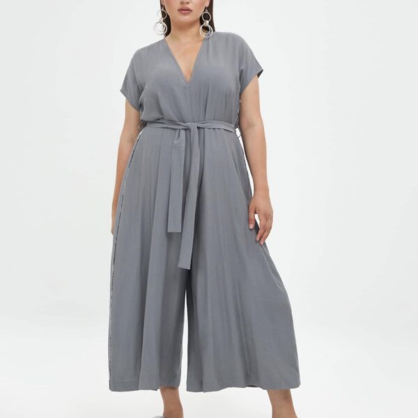 Combinaison pantalon fluide grise grande taille Mat Fashion – col V et ceinture à nouer - Taille 48