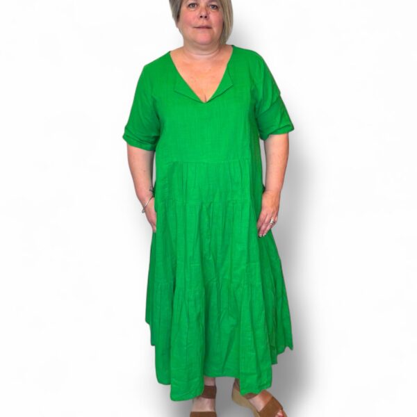 Robe Orientique verte en coton grande taille avec volants, col V et manches aux coudes. Une pièce bohème chic, fluide et confortable.