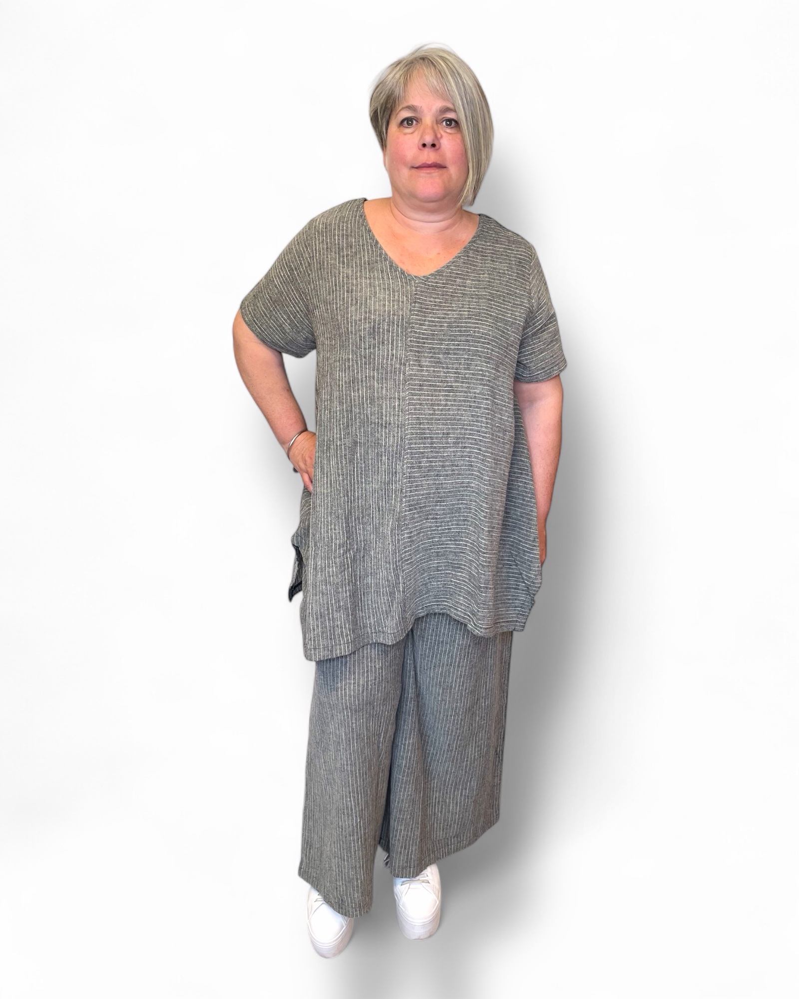 Ensemble tunique et pantalon gris rayé grande taille G'Ozé – coupe oversize et style naturel – Image 2