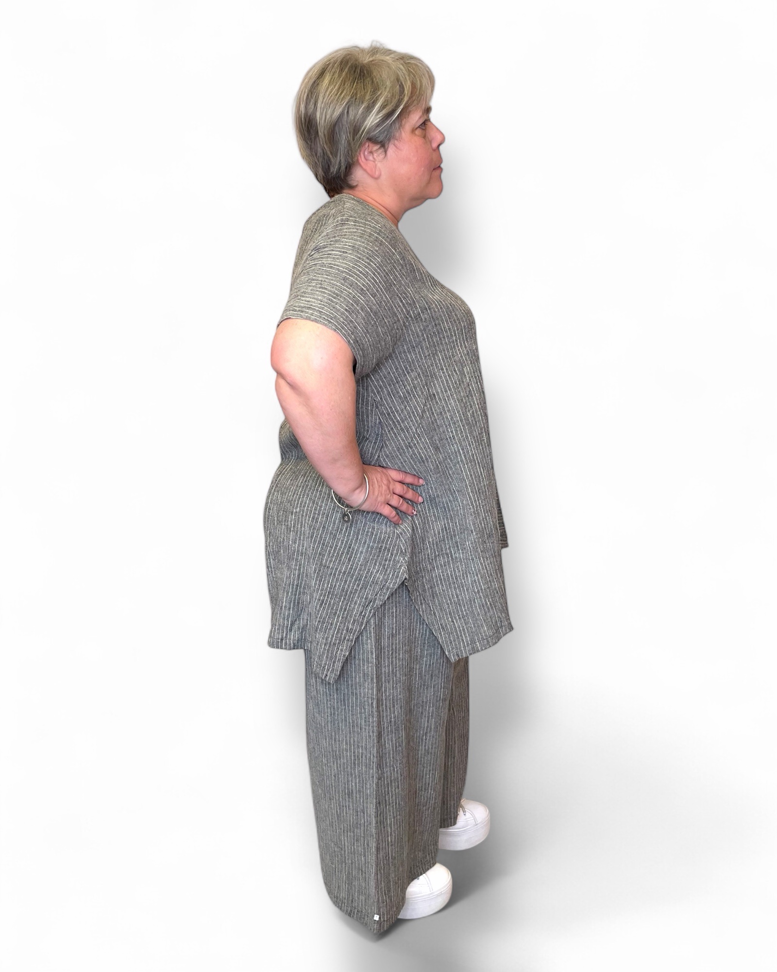 Ensemble tunique et pantalon gris rayé grande taille G'Ozé – coupe oversize et style naturel – Image 3