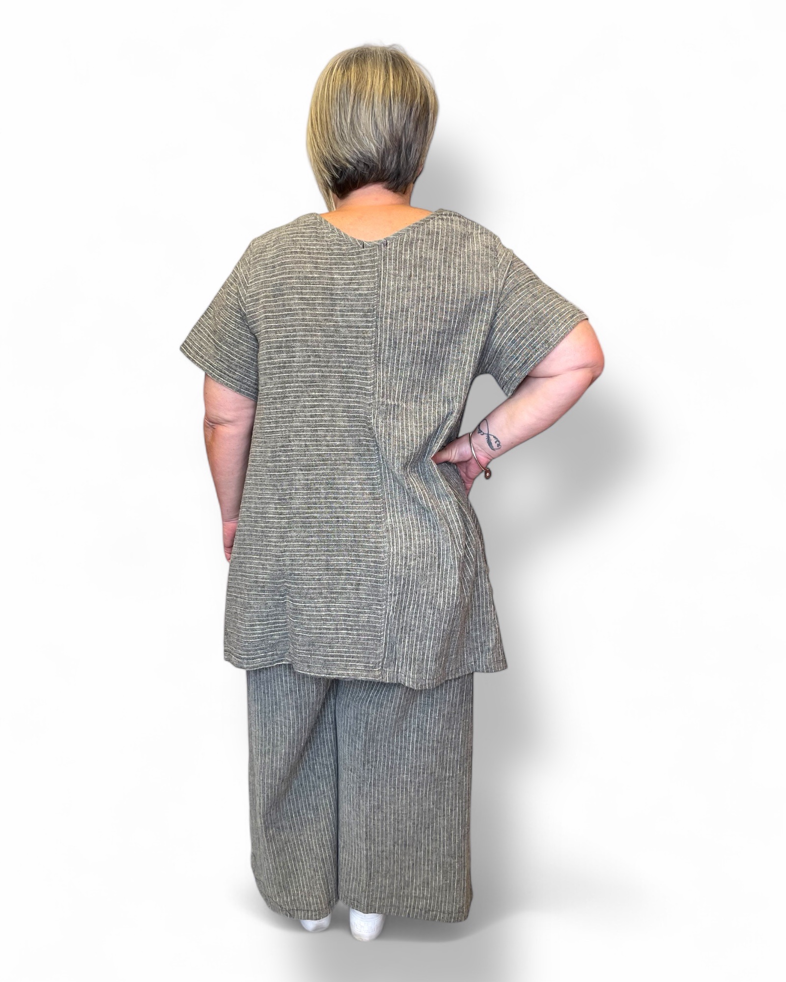 Ensemble tunique et pantalon gris rayé grande taille G'Ozé – coupe oversize et style naturel – Image 4