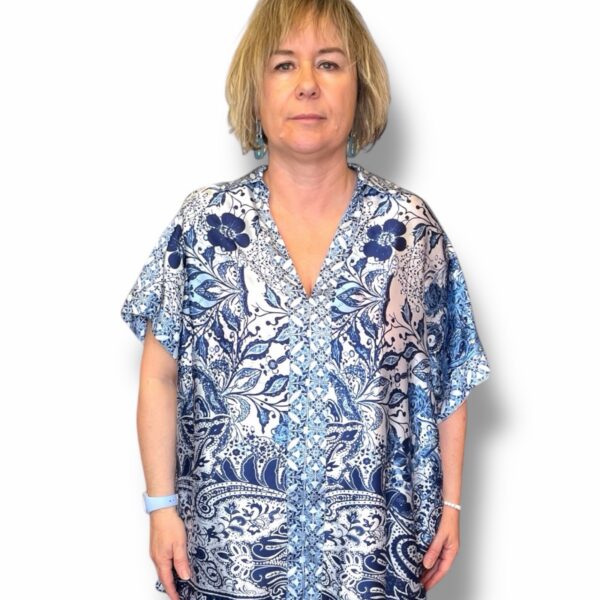 Tunique Mat Fashion bleue inspiration Azulejos. Coupe oversize, toucher soyeux et col V pour un look chic, fluide et confortable. Taille 50.